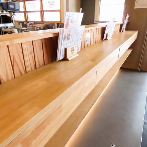 <p>立ち飲みならではの活気あふれる雰囲気で、お昼からでも気軽に一杯楽しめる当店は、仕事仲間や友人との昼飲みや、カップルのデート、少人数の小規模宴会にもぴったりです◎ぜひお気軽にお立ち寄りください！</p>