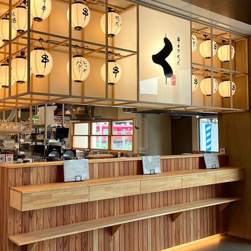 立ち飲みのお席もございます。ご予約はお電話にて承っております