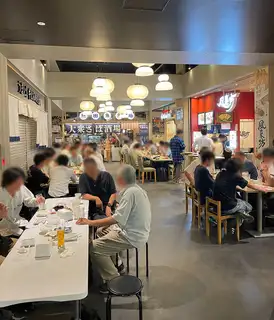 あつたnagAya壱の戸の通路いっぱいにテーブルが並びます。こちらのお席は30名から100名でご予約がが可能です。お料理は各店舗の自慢の料理でコースを作成しますので、風来坊さんの手羽先などを食べながら当店の串カツ楽しめて人気のコースです。ご予約の際はお電話にてご相談ください。