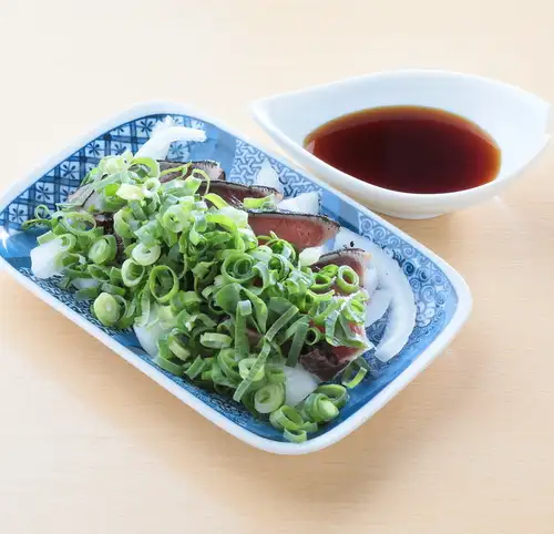 香煎鲣鱼配大量葱花