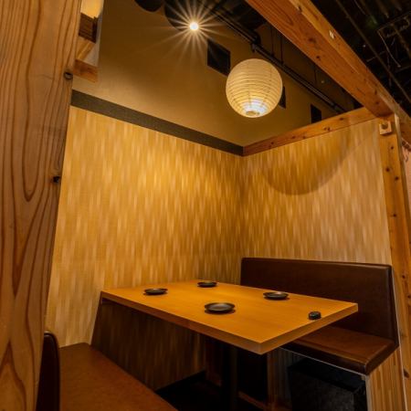 【桌席】宽敞的桌席♪即使点很多菜,空间也非常宽敞,这是它的魅力所在。我们可以承办各种各样的活动,包括欢迎会、欢送会、公司聚会、家庭聚餐、同学聚会、家长会、线下聚会和庆功宴。