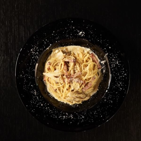 ベーコンとキノコのクリームパスタ