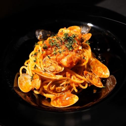 盡情享用海鮮番茄麵,感受大海的饋贈