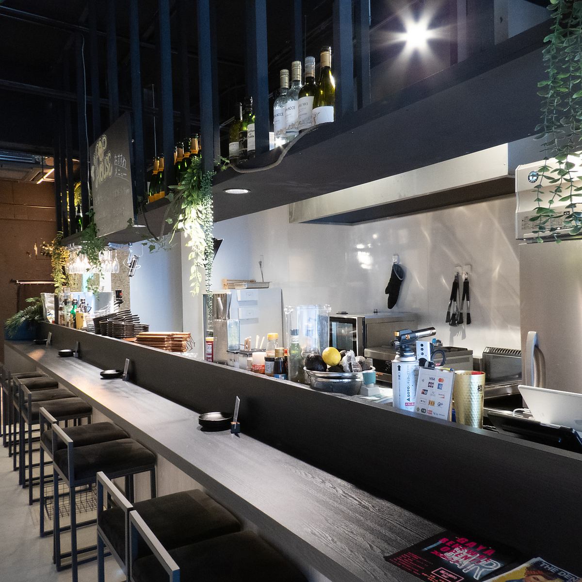 雰囲気の良いカウンター席は、大切な人と過ごすのにぴったりです