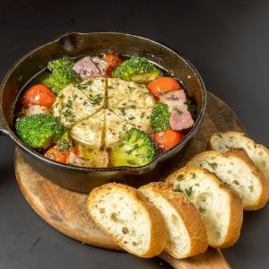 カマンベールアヒージョ