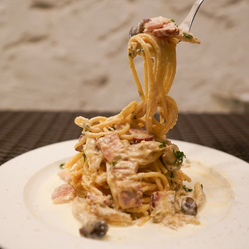 ベーコンとキノコのクリームパスタ