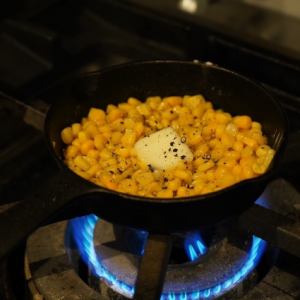 粗挽きペッパーのバターコーン