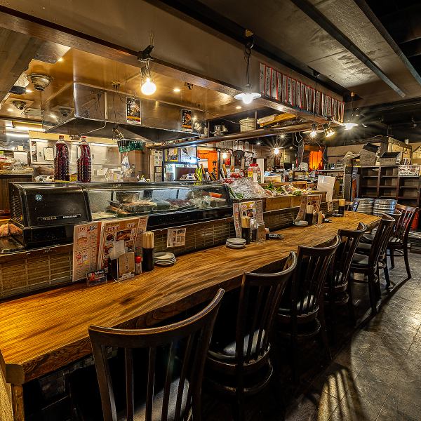 《カウンター席》間近で焼いている所が見れる、こだわりのカウンター!!落ち着ける雰囲気なので「今日は旨いもん食べたい」等の大人のデート利用やサシ飲みに人気のお席。もちろんお１人様もお気軽にお越しください!!