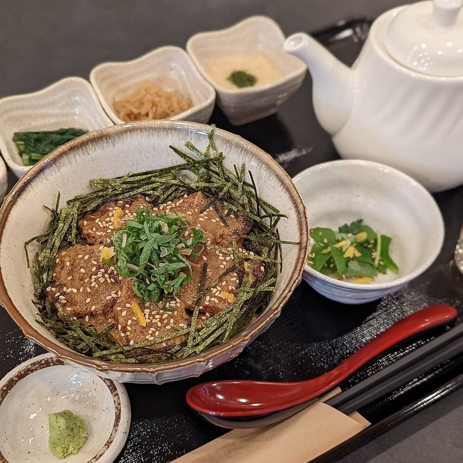 店内はモダンな落ち着きのある空間となっております。