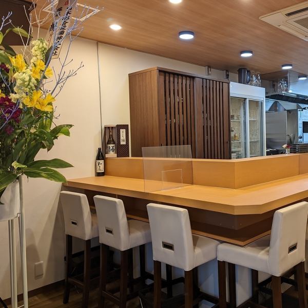 広々としたカウンター席もあり、お一人様でもお気軽にお立ち寄りいただけます！お仕事帰りのちょい飲みや、お休みの日にゆっくりと飲みたい時などお気軽にお立ち寄りください！気さくなスタッフがお待ちしておりますので、初めてでも安心してご来店いただけます♪