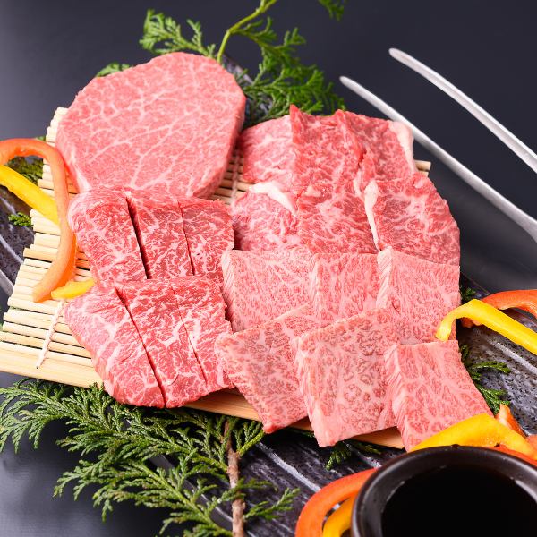 [如果你拿不定主意，那就是它了！] 烤肉牛。拼盘 2,310 日元（平均）、4,180 日元（上）