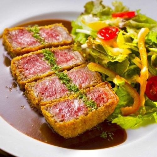 【인기 메뉴】 데미 글라스 소스와 함께 고기 본래의 맛을 즐길 수있는 검은 털 일본소의 쇠고기 커틀릿 ◎