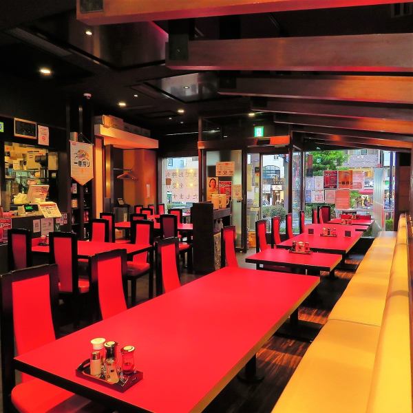 広々とした店内。中華料理店らしい内装と温かみのある照明がリラックスできる雰囲気を生み出しています。広めのテーブルでお食事を最後までごゆっくりとお楽しみ下さい。