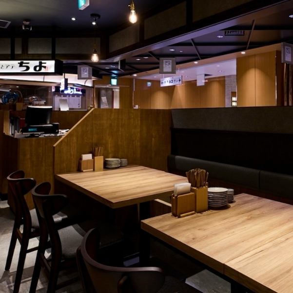 落ち着いた色調で統一された店内は、少人数での飲み会からカジュアルな会食まで幅広くご利用いただけます。隣を気にせず会話を楽しめるゆとりある配置で、自慢の料理とお酒を心ゆくまで。