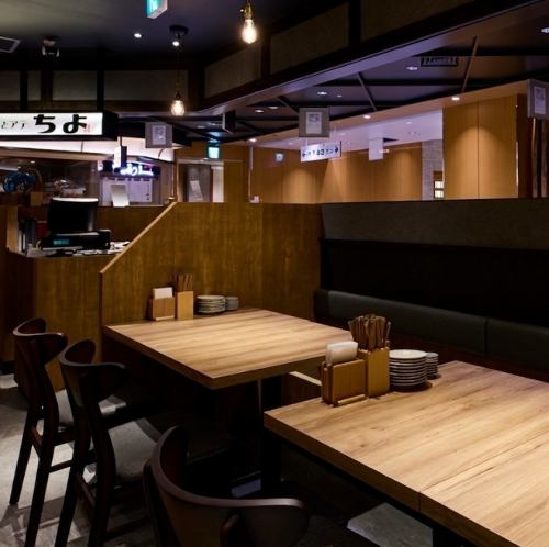 <p>落ち着いた色調で統一された店内は、少人数での飲み会からカジュアルな会食まで幅広くご利用いただけます。隣を気にせず会話を楽しめるゆとりある配置で、自慢の料理とお酒を心ゆくまで。</p>