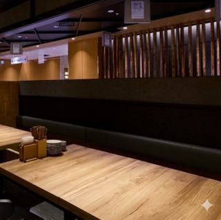 享受宽敞的餐桌，放松身心。珍惜与家人共进餐食的时光。