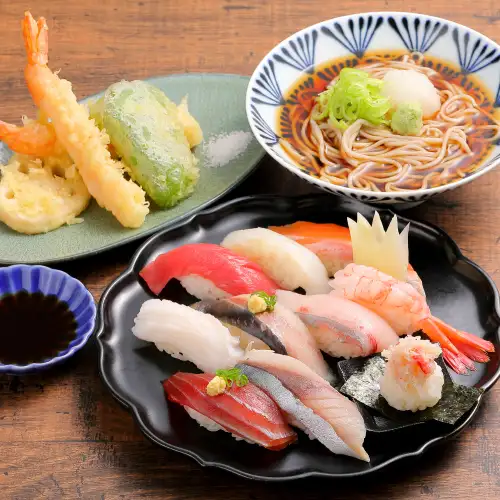 10件壽司、炸蝦天婦羅和蕎麥麵套餐