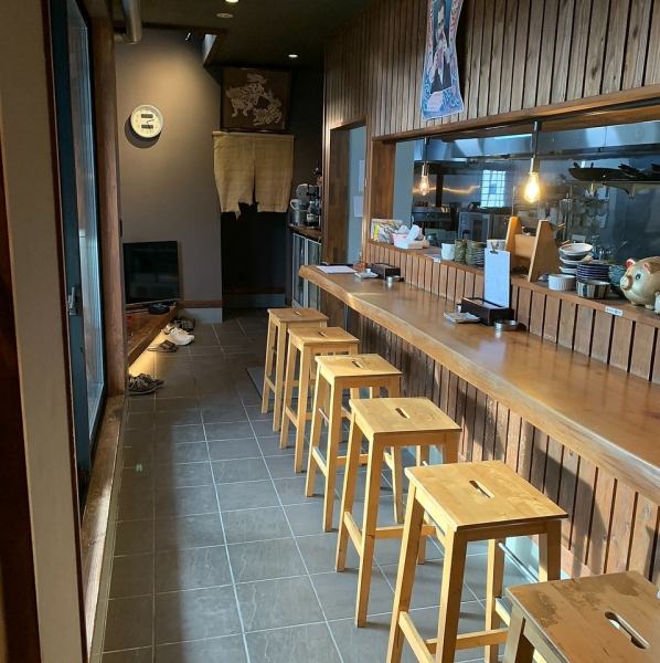 【気軽にサクッと飲む日常使いから特別なお祝い事まで、幅広いシーンでご利用いただけます】和モダンな店内は落ち着いた雰囲気で、地元の常連様に愛されるお店です。カウンター席もございますので、お一人様のご来店も大歓迎です。新鮮な旬の食材を使用したお食事を堪能しながら、特別なひとときをお楽しみください♪