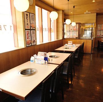 アクセスが良好な当店は、落ち着いた雰囲気の店内で、心地よい時間をお過ごしいただけます。忙しい日常から離れ、リラックスした空間でお食事を楽しんでください。