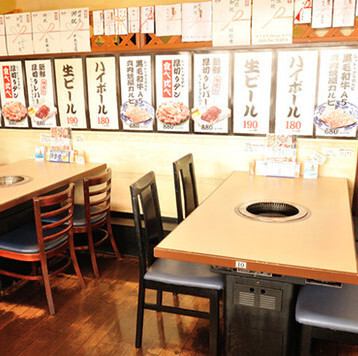 ゆったりとくつろげるテーブル席を完備しており、家族や友人、同僚との食事に最適です。各種宴会にも幅広く対応しており、特別なひとときをお楽しみいただけます。