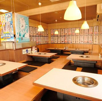 最大35名まで利用できる広々とした座敷を完備しています。大人数の集まりや特別なイベントにも最適な空間で、様々なシーンに対応可能です。詳細についてはお問い合わせください！