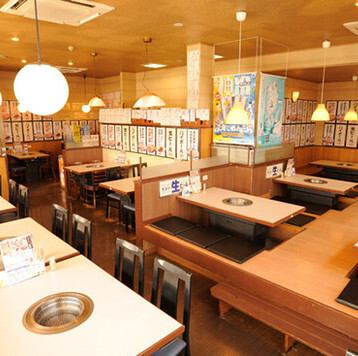 6名用の座敷が1部屋あり、家族や友人との食事に最適です。ゆったりとした空間で、くつろぎながらお楽しみいただけます。