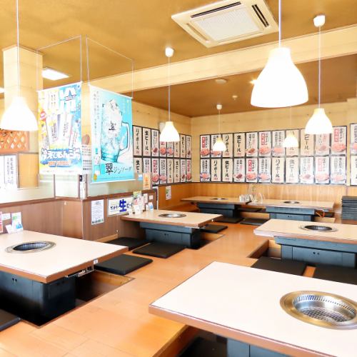 5名用の座敷が1部屋あり、仲間や同僚との会話を楽しめるスペースです。落ち着いた雰囲気で、リラックスしてお食事をどうぞ。