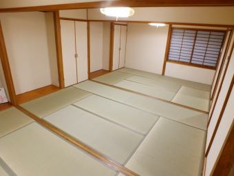 Tatami rooms are available! We have 3 private rooms for 4 to 10 people.