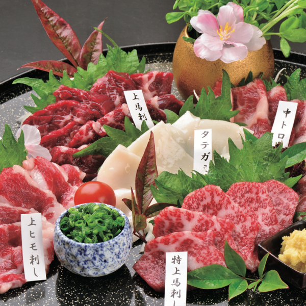 ≪A gathering of Kumamoto's delicious foods≫ A variety of dishes that go well with alcohol, such as horse sashimi, red beef, and Kumamoto chicken dishes!