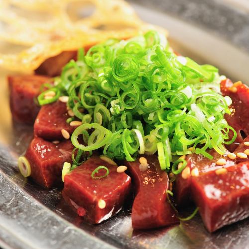 The rich and melt-in-your-mouth "horse liver sashimi" is a delicacy for connoisseurs
