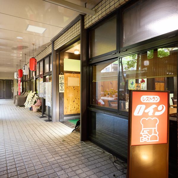 清潔感のある広々とした店内には、様々な人数に対応できる柔軟なレイアウトの座席がございます。お一人様での気軽なランチ利用から、ご家族での夕食、大人数でのパーティーまで、幅広い場面で快適にお過ごしいただけます。木の温もりが感じられる心地よい雰囲気の中で、こだわりの逸品をゆっくりとご賞味くださいませ。