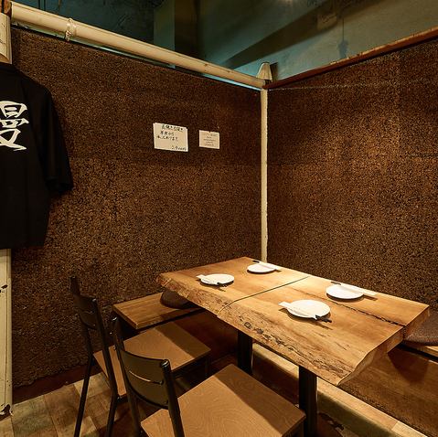 <p>◇◆～当店のご紹介～◆◇新宿御苑駅３出口より徒歩3分の好アクセス。サブウェイを通り過ぎ、次の角を右に曲がると左手に当店はございます。店内は木を基調とした、落ち着きと温もりの感じられる居心地の良い空間。ランチは11:00～15:00(L.O 14:30)、ディナーは17:00～22:00(L.O21:30)で営業しております。</p>