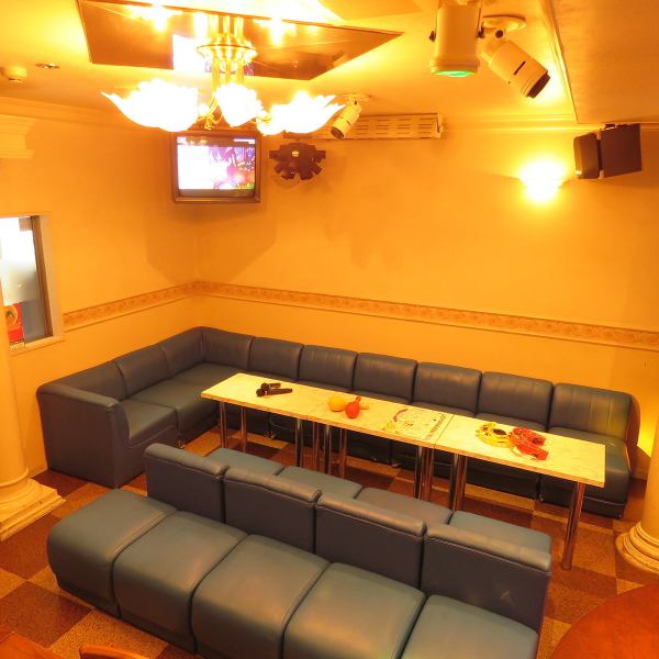 There are many karaoke rooms for various people!