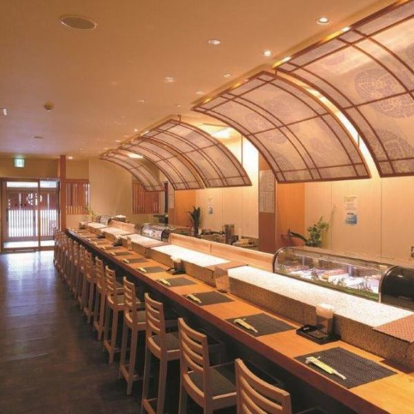 プロの職人がお寿司を握るところを目の前で見られるカウンターのお席もおすすめ。当店のメイン席といっても過言ではございません。職人の活気あふれる声掛けをそばで感じられてパワーをもらえます！ご友人と、ご家族と、恋人と…握りたてのお寿司を肩を並べて存分にお楽しみください。