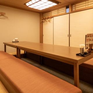 【コースご利用の方限定】6名様～8名様までご利用可能な掘りごたつタイプの個室もございます。足を伸ばして寛いで座ることができ、周りを気にせずお食事をお楽しみいただけます。個室を繋げて最大16名様でのご利用も可能です。贅沢な空間で笑顔溢れるひと時に。