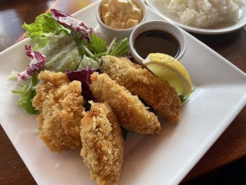 Fried oyster lunch (comes with bread or rice) *Weekdays only
