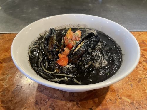 Squid ink soup pasta (with salad) Weekdays only