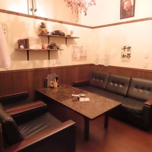 <Principal's Office> You can relax on a spacious sofa, which was hard to find when you were a child.You can drink alcohol in the principal's room! It's so much fun to do it here! Up to 6 people