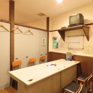 <Staff Room> The staff room was once filled with all kinds of teachers, but now you're all gathered together as adults! You'll have fun talking about your old homeroom teacher, classmates, and current friends! Bring back memories of those days.Up to 8 people