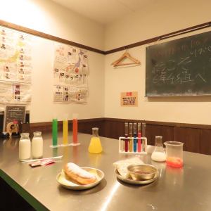 <Home Economics Room> Enjoy delicious food and drinks in the same space where cooking classes were held. It's a very unique, slightly larger private room.Up to 9 people