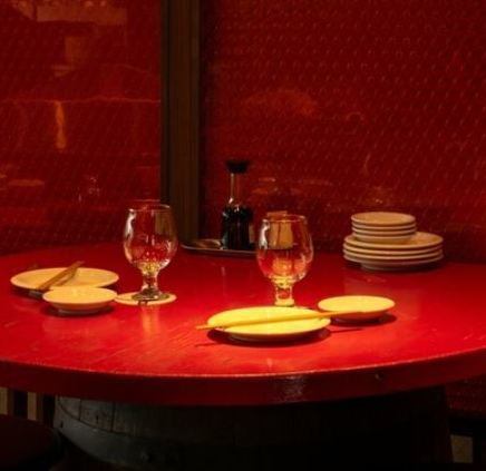 お店の雰囲気を存分に愉しめる2名様用の席もございます！デート・カップルでの利用はもちろん！ついつい会話が弾んでしまう空間で美味しい料理とお酒を存分にお楽しみください！