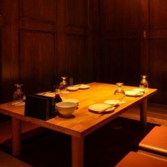 2～4名様　5席少人数の飲み会や女子会にご利用下さい。仕切りをつける事も出来るので安心してお食事が出来ます。