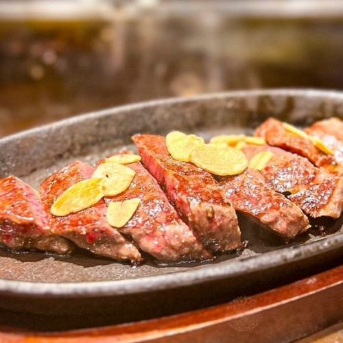 Hiroshima beef steak! Grilled juicy on an iron plate.