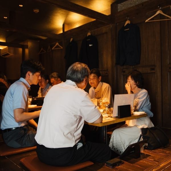 2～4名様用の少人数の飲み会や女子会にご利用できる席もご用意しております！仕切りをつける事も出来るので周りを気にせず安心してお食事が出来ます。