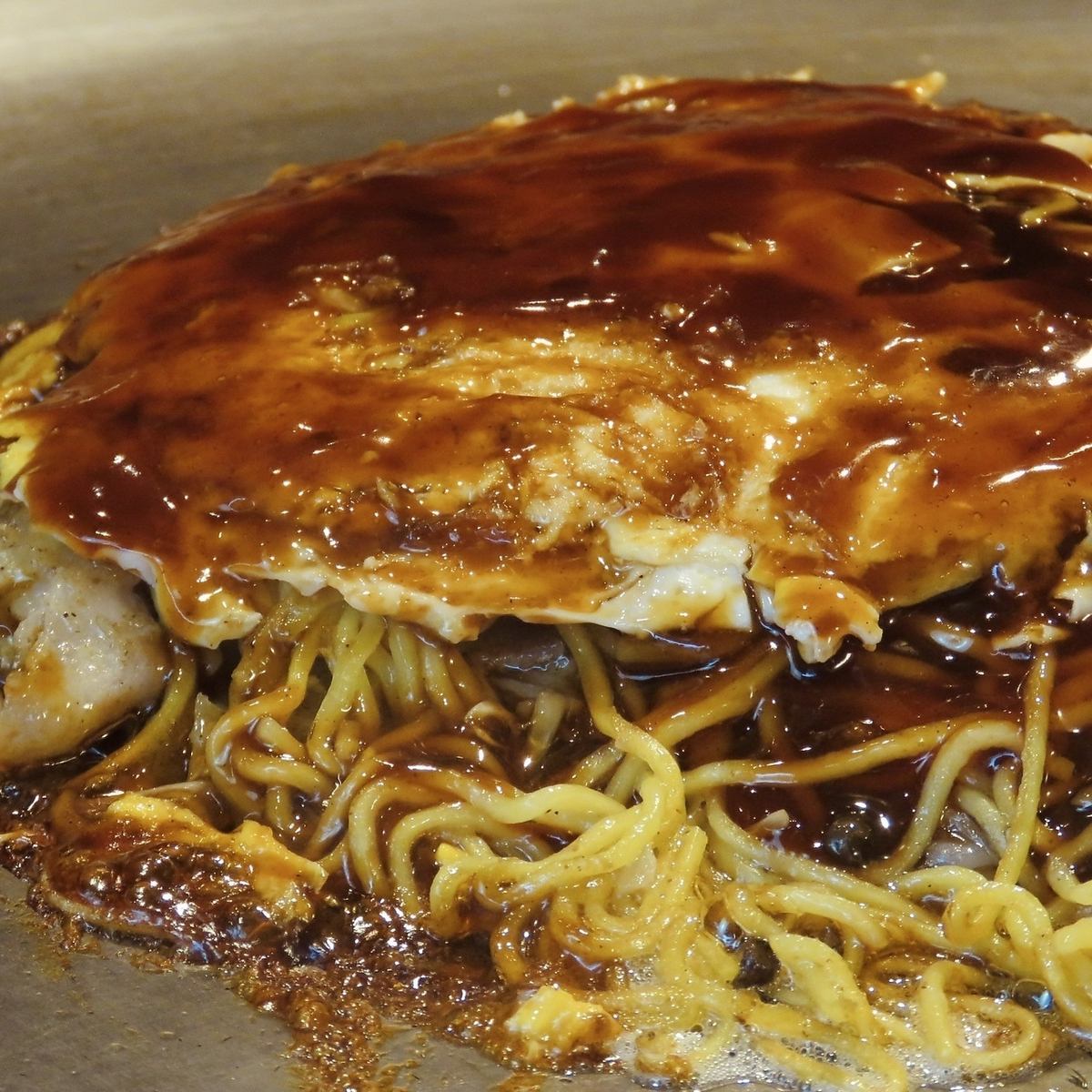 熱々絶品のお好み焼きはお酒にもピッタリのご当地メニュー！