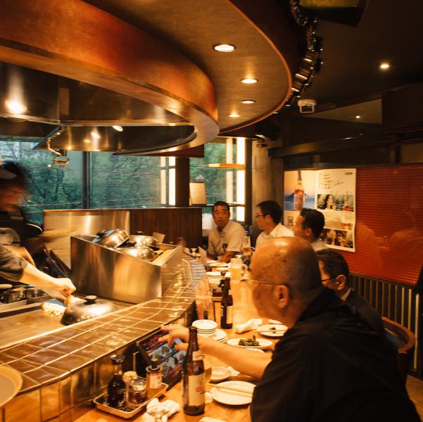 在我們的吧台座位上，您可以享受身臨其境的用餐體驗，並觀看廚師在您面前烹調您的餐點。這裡非常適合約會、情侶用餐，甚至獨自用餐的人也適合。在輕鬆自在的氛圍中，您可以悠閒地享用美味的食物和飲品，同時還能聆聽烤盤上烹調的聲音和香氣，與家人朋友暢談交流。也推薦用於週年紀念。