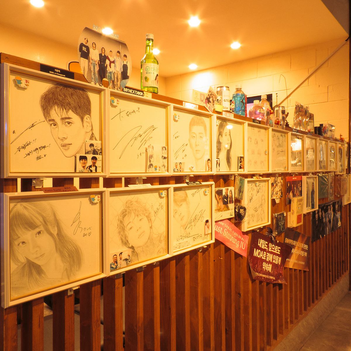 韓国アイドル来店多数！サイン色紙をみるのも楽しい★