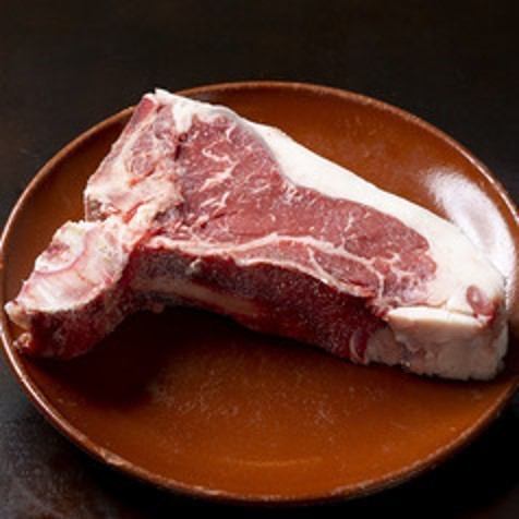 Chuleton de vaca 뼈가있는 등심의 숯불 구이