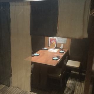 職場の仲間やご友人など親しい方との飲み会や食事に、少人数でのご利用に最適なお席です。ご家族での食事やお子様連れにもおすすめです。