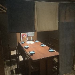 少人数での宴会や接待、懇親会等におすすめの半個室のテーブル席です。のれんは上げ下ろし可能なので、ビジネスシーンにもおすすめです。当店オリジナルのお刺身専用日本酒や地酒もご用意しておりますので、お造りとご一緒にぜひお召し上がりください。